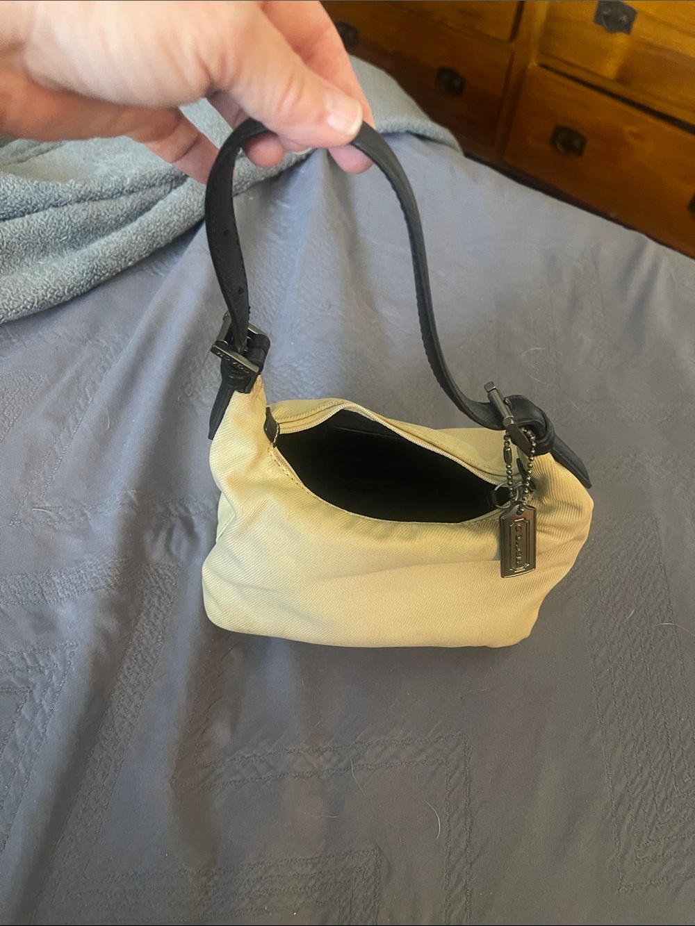 Coach Cream Shoulder Bag with Black Strap - Picture 4 of 4